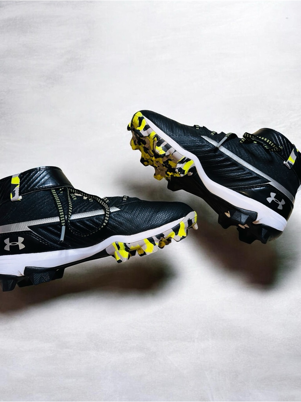Under Armour Harper 3 Mid RM Baseball Cleats size 3 youth-black